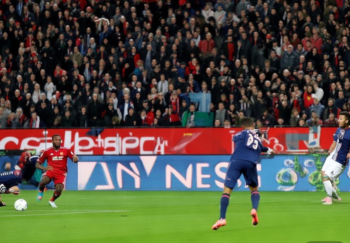 巴黎圣日耳曼vs曼联巅峰对决：经典瞬间回顾与战术解析(图2)