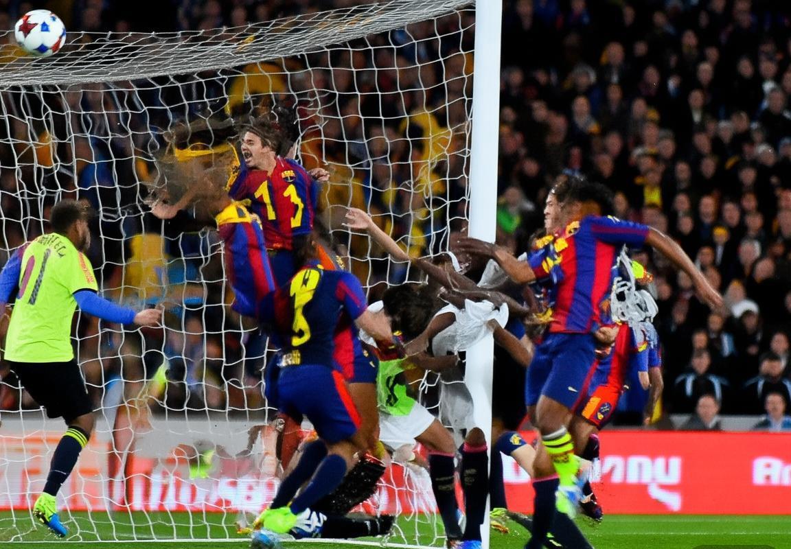 巴塞罗那VS赫罗纳：巅峰对决战术解析与精彩瞬间回顾(图2)