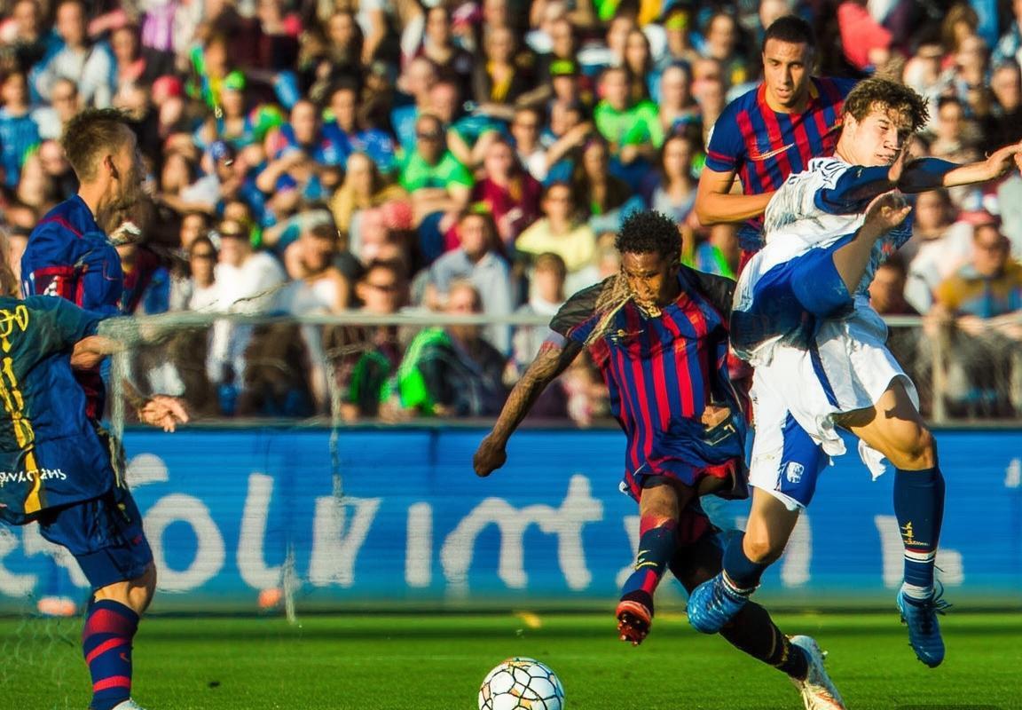 巴塞罗那VS赫罗纳：巅峰对决战术解析与精彩瞬间回顾(图3)